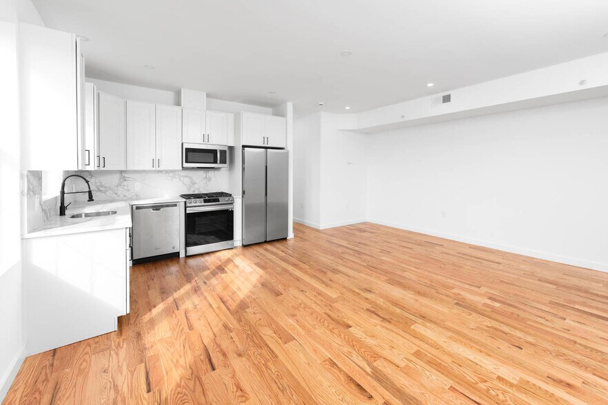 Primary Photo - 125 Broughton Ave