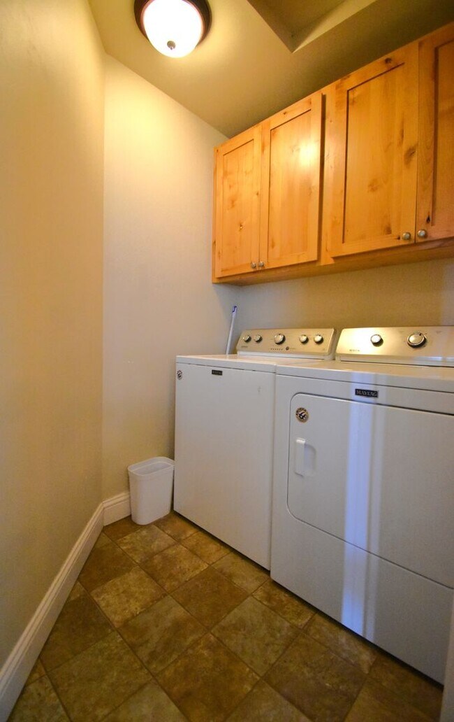 Building Photo - Fantastic end unit condo in Westgate subdi...