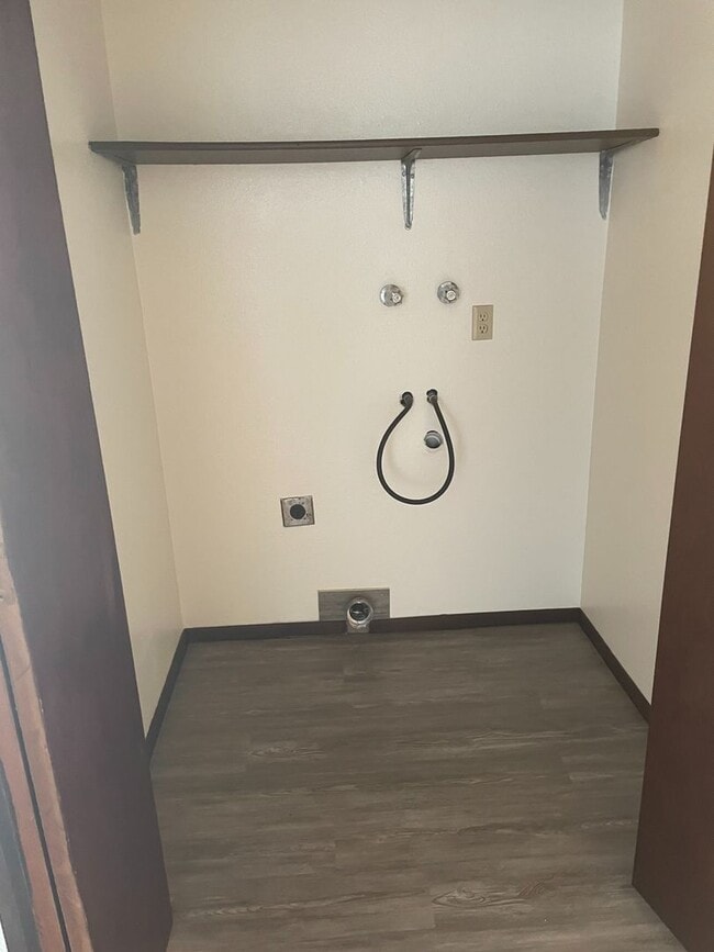 Building Photo - BENE01