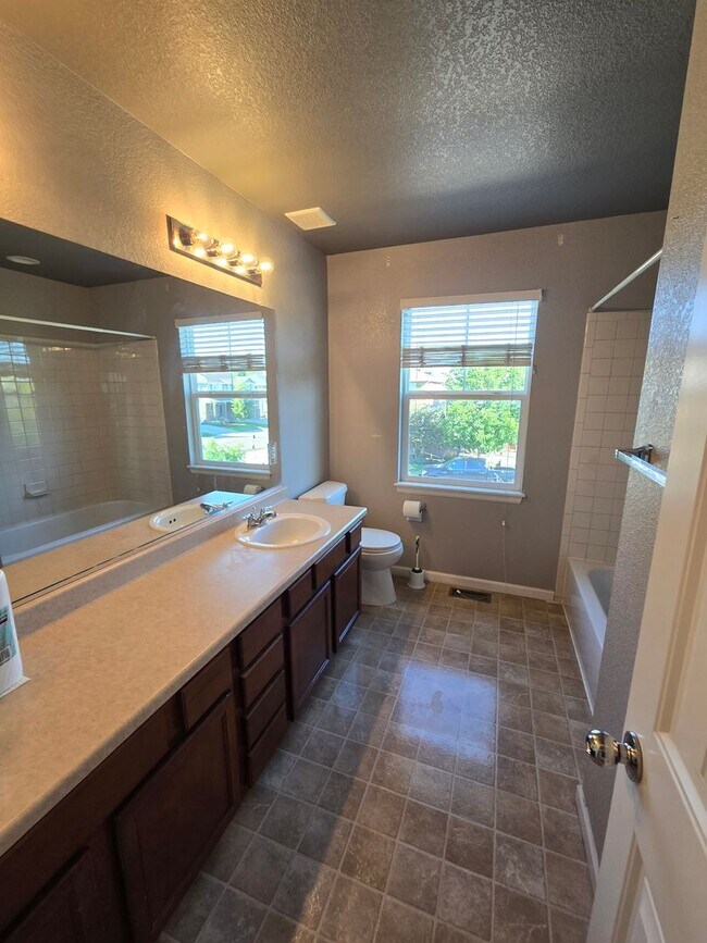 Building Photo - Amazing 3 bedrooms plus a loft, and 2.5 ba...