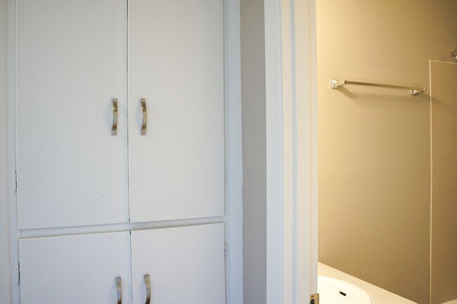 Building Photo - Near OHSU: Classic Corner 2 Bedroom w Larg...