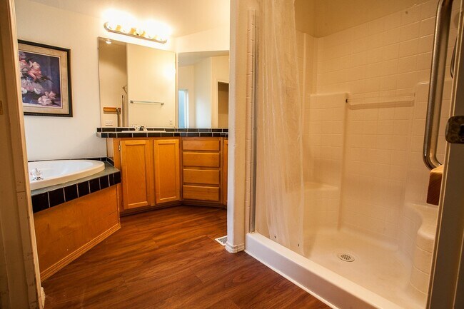 Building Photo - 4040 Summitview Dr