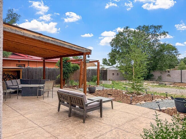 Building Photo - 521 Camino Solano