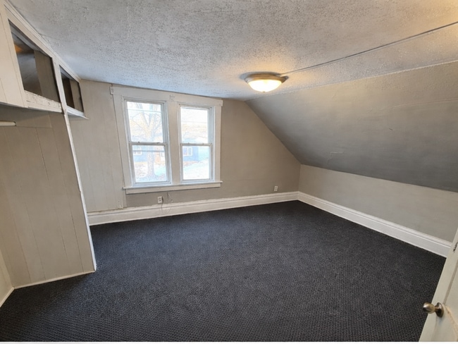 Building Photo - Two bedroom/ Two bath house