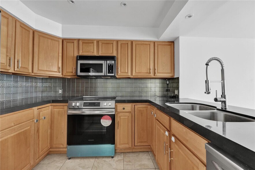 Primary Photo - 20335 W Country Club Dr