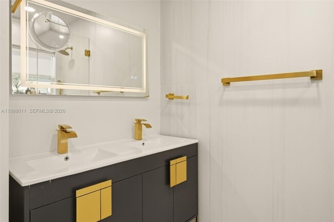 Building Photo - 725 W 51st St