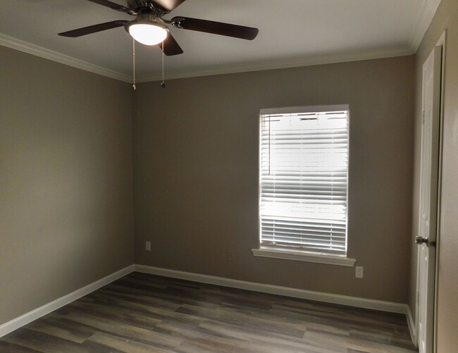 Building Photo - Room For Rent
