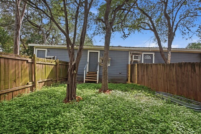 Building Photo - 1108 W McCarty Ln