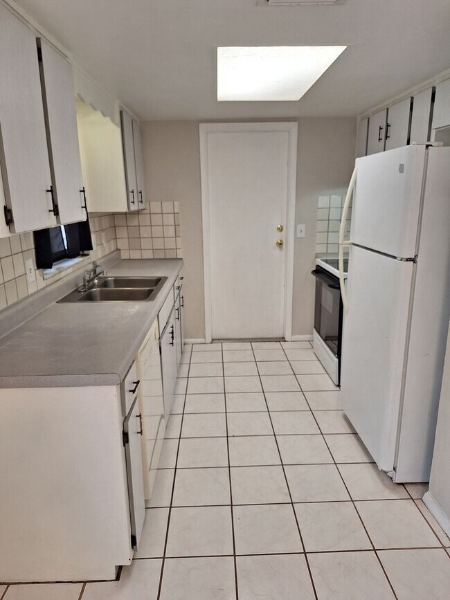 Building Photo - 3BR 2BA 1 Car Garage, Edgewater