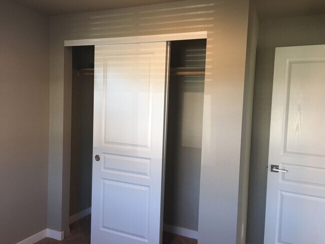 Building Photo - Cozy 2BR Home with A/C & Garage – Animal Friendly in Bend, OR - PENDING APPLICATION