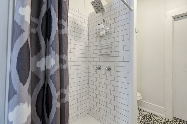 Building Photo - Fully Furnished in Owen Park!