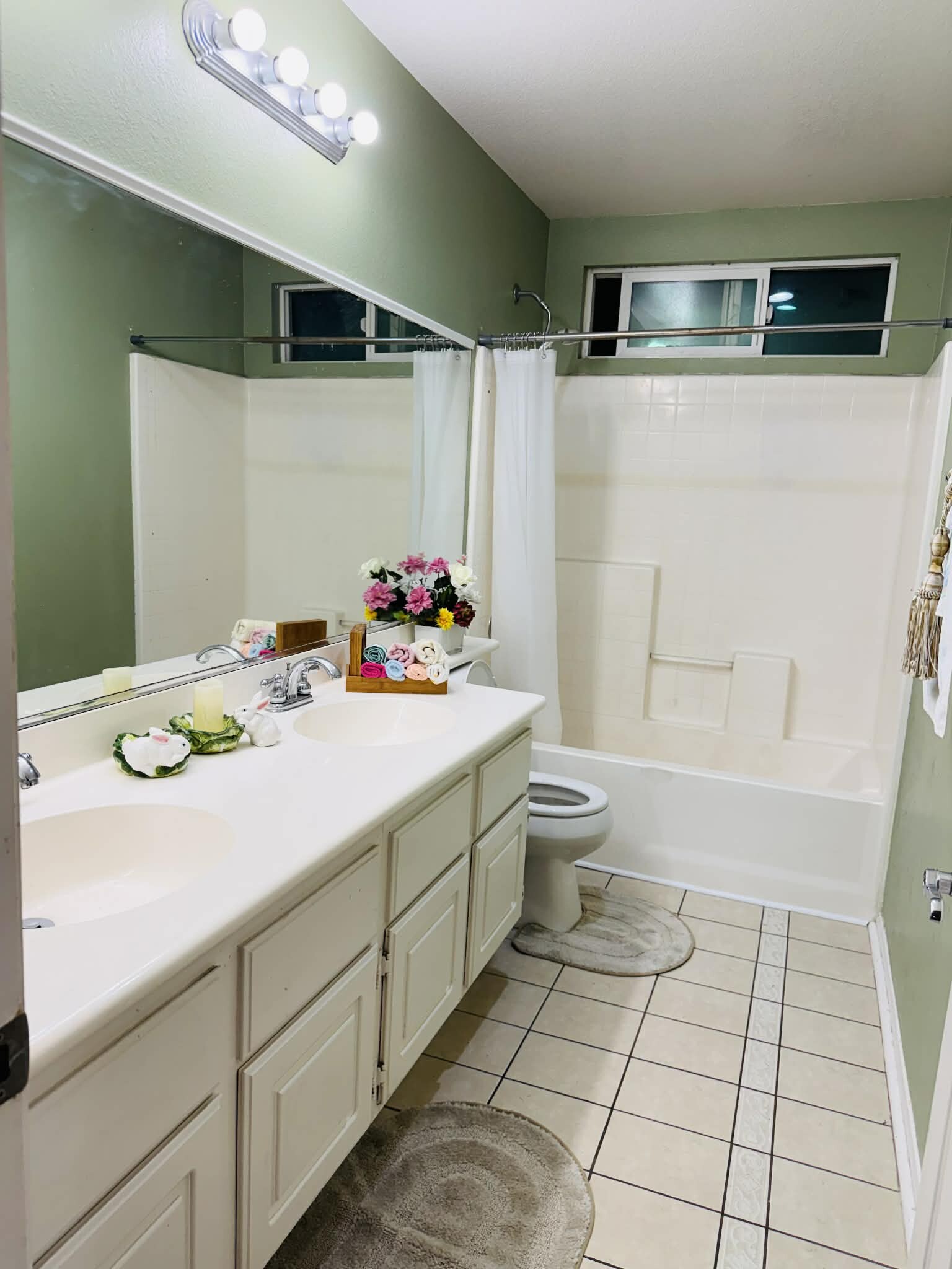 Building Photo - 1985 Meridian St