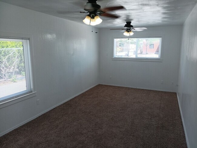 Building Photo - 3 Bedroom, 1 Bath Home Located in NE ABQ! ...