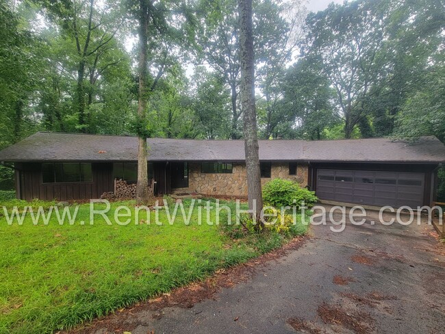Building Photo - Charming Cabin Style Home on 1.3 Acres / F...