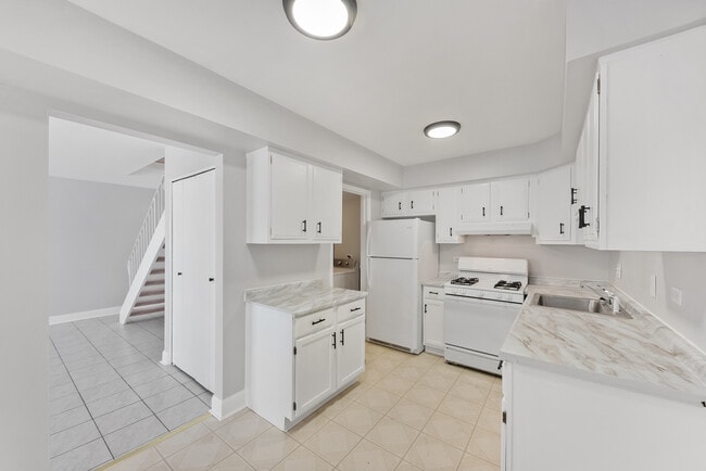 Building Photo - 1681 Queensbury Cir