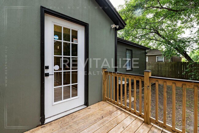Building Photo - HALF-OFF DEPOSIT SPECIAL! Furnished 2 Bedr...