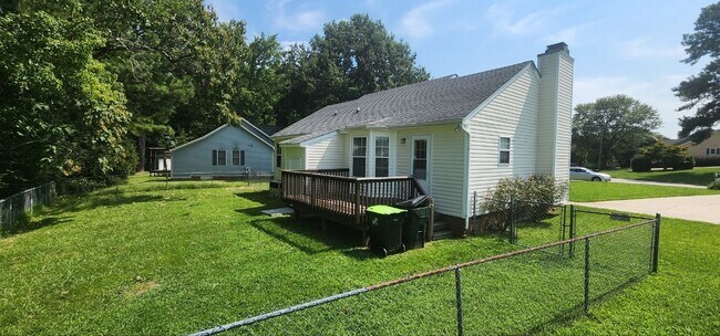 Building Photo - 1009 Spruce Dr