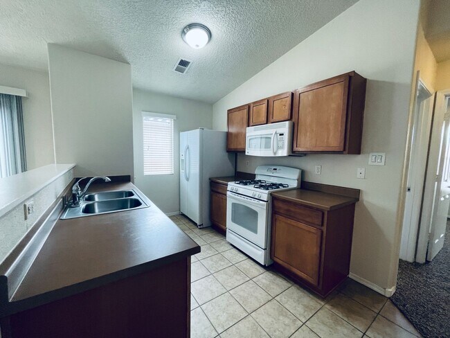 Building Photo - 3 bed 2 bath 1400 sq ft home