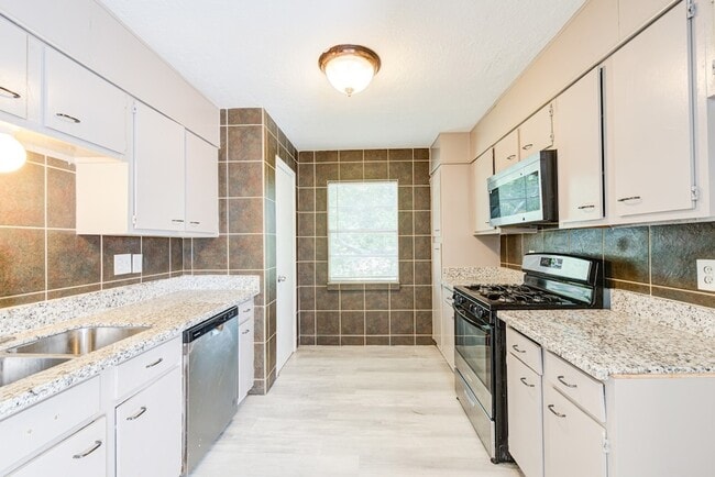 Building Photo - 15902 Timber Valley Dr