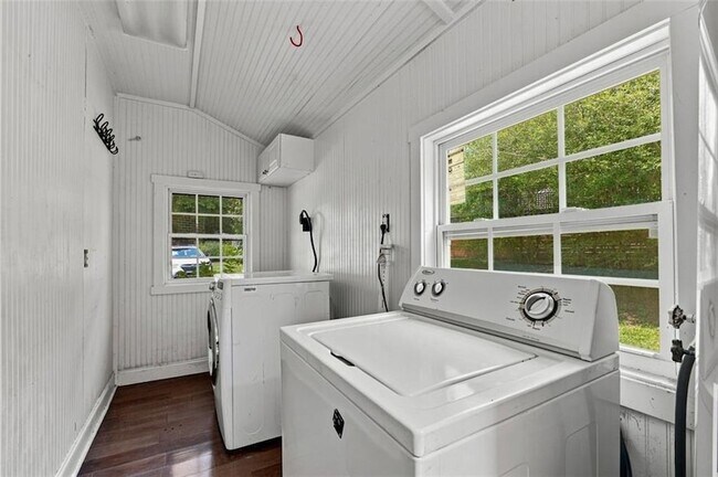 Building Photo - 208 Yancy Dr SE