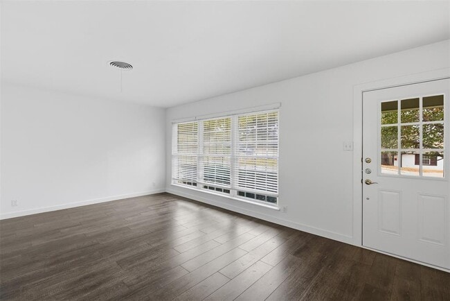 Building Photo - 2402 Little John Ln