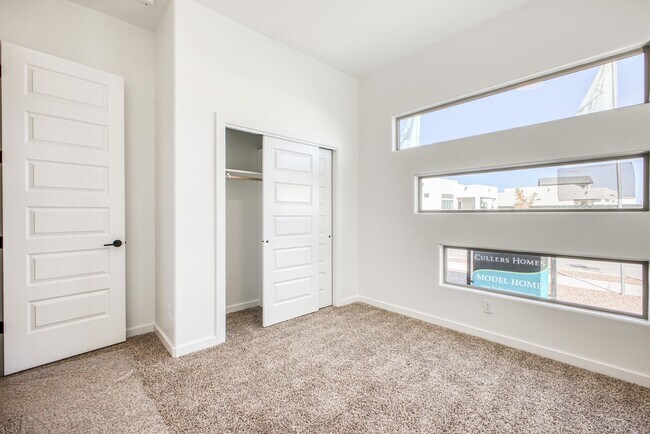 Building Photo - Beautiful East side House 4 bed-2.5 baths, part of The Overlook Casa Club that includes Swimming ...