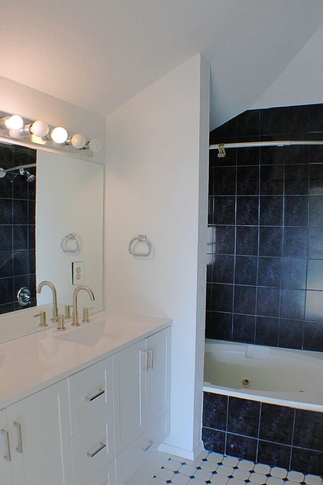 Building Photo - Beautiful Move-in Ready Home