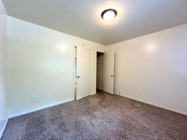 Building Photo - Dawes Court SE - 4256-4258