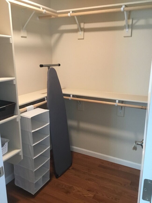 Building Photo - Custom Kenton Townhouse (Short Term)