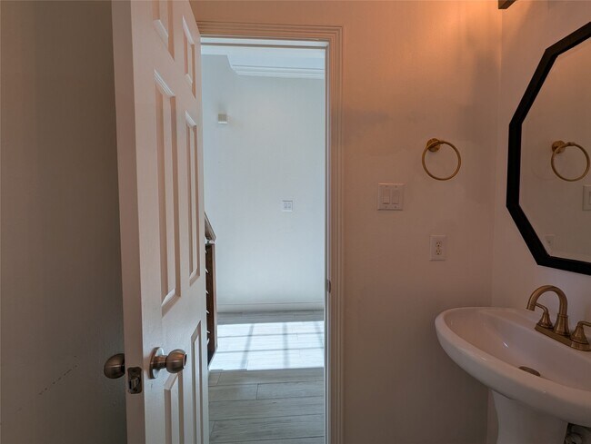 Building Photo - 913 Sweet Pine Dr