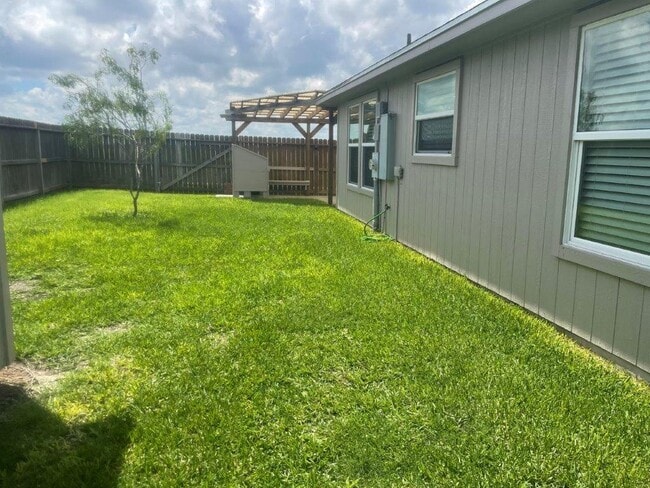 Building Photo - 3942 Las Bahias Dr