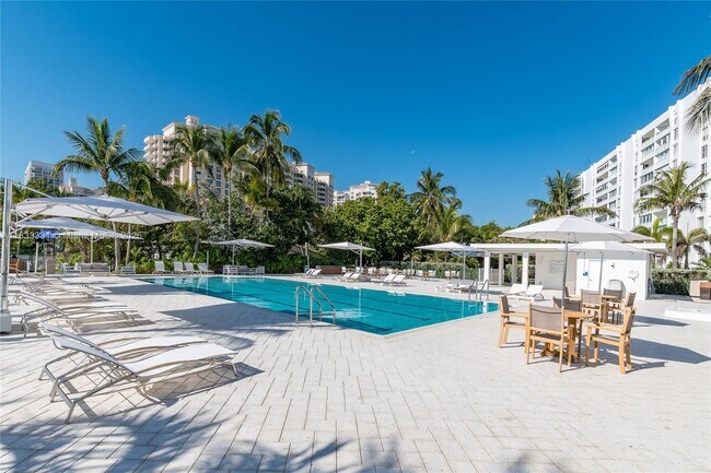 Building Photo - 613 Ocean Dr