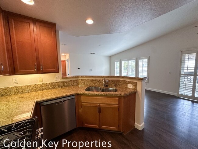 Building Photo - Move-in ready 2BR / 2BA townhome in San Marcos!