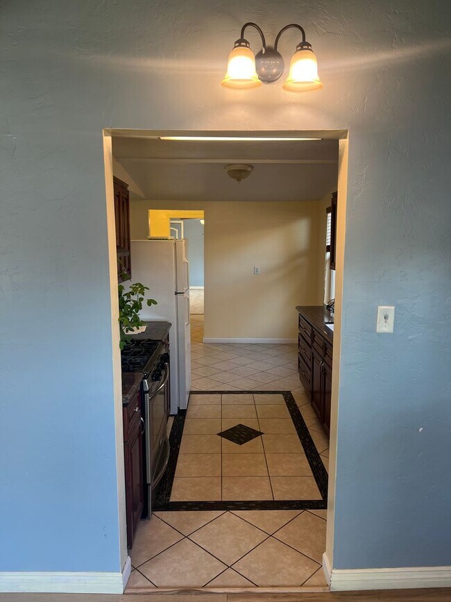 Building Photo - **NOVEMBER FREE** La Cresta Home with Pool