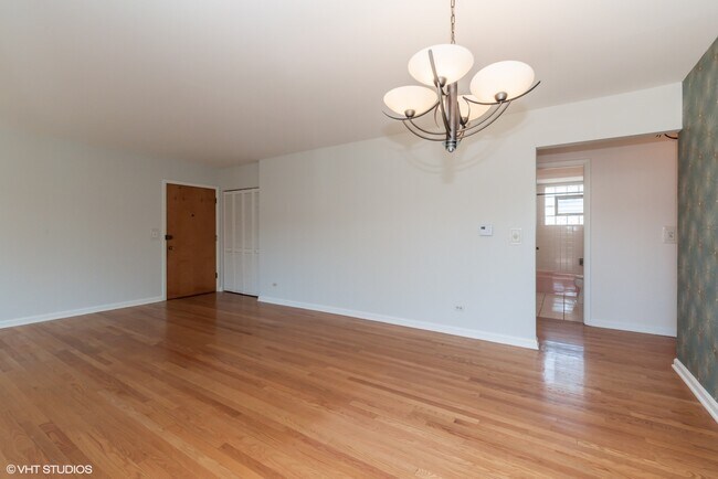 Building Photo - 3552 N Oleander Ave