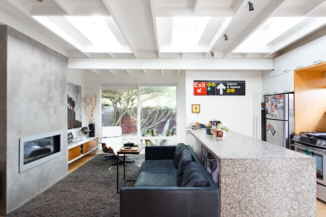 Building Photo - 2036 Walgrove Ave