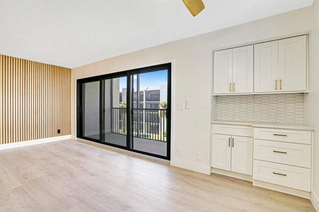 Building Photo - 1605 S US Hwy 1