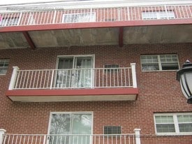 Building Photo - 60 Greentree Ln