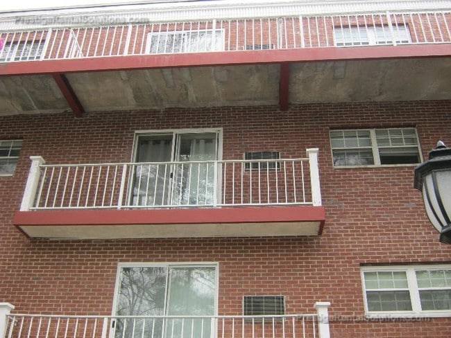 Building Photo - 60 Greentree Ln