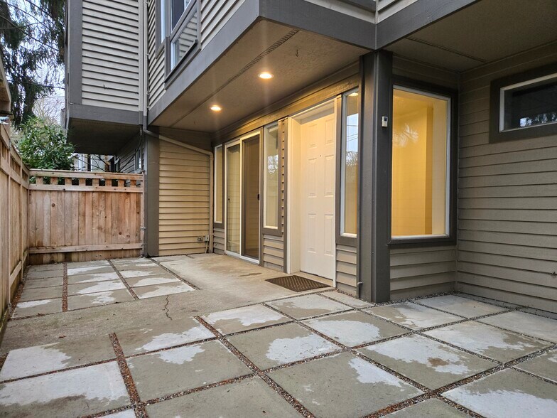 Building Photo - 1817 11th Ave W