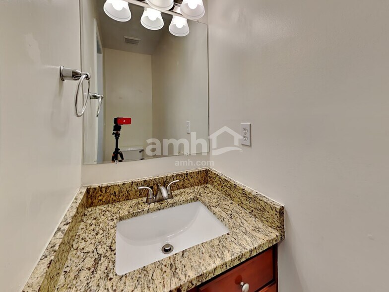 Building Photo - 1961 Creekview Dr