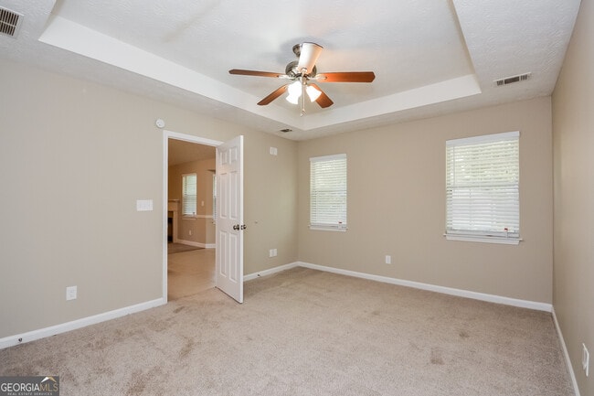 Building Photo - 330 E Country Woods Dr