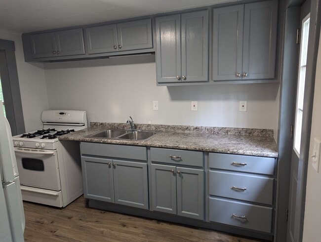 Building Photo - Newly Remodeled 2nd floor Apartment with v...