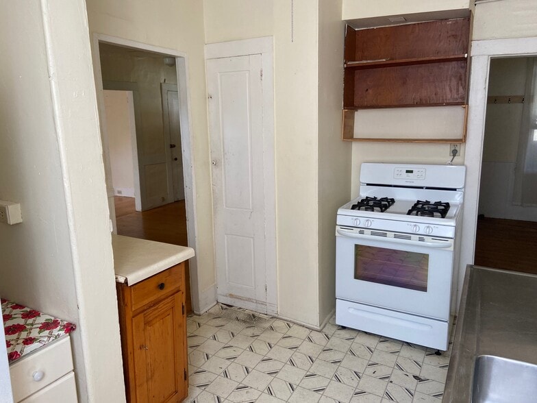 Building Photo - 210 Elliot St