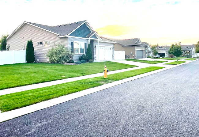 Building Photo - Great Post Falls Location!