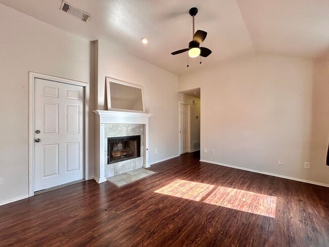 Building Photo - Bright and Comfortable 3BR/2BA Home with Garage & Backyard