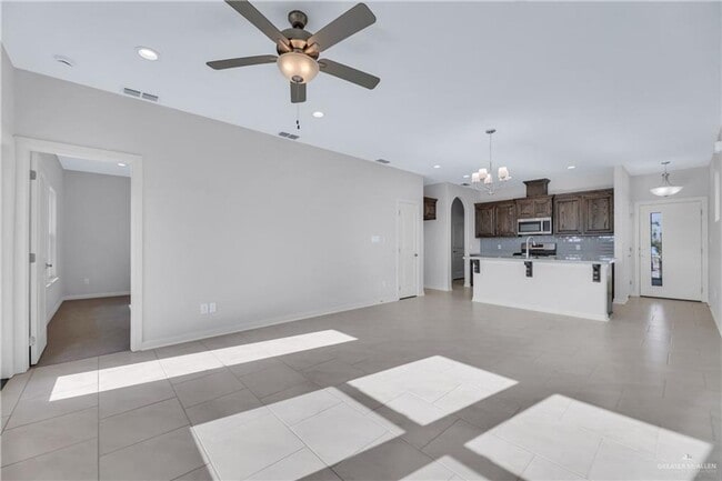 Building Photo - LARGE HOME! 3 BEDROOM!