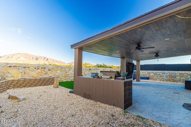 Building Photo - 2058 Bluff Creek St