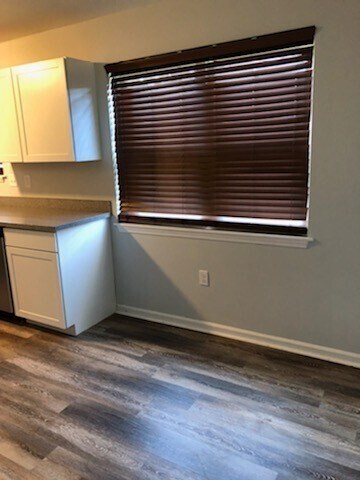 Building Photo - Forest Hills Completely Remodeled Duplex