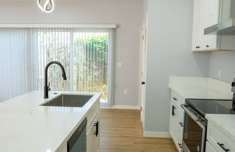 Building Photo - 4440 Stewart Ave